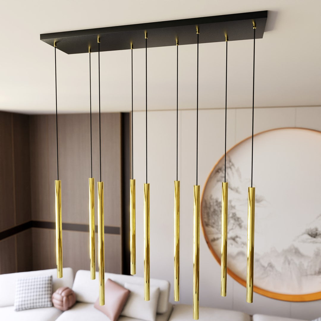 Mise en ambiance du salon : suspension dorée au-dessus du canapé, devant un grand cercle décoratif.