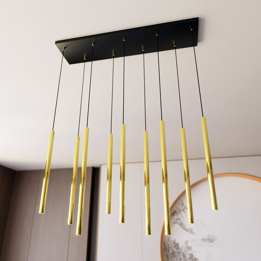 Détail du plafonnier noir et des fixations dorées, avec les tubes suspendus vus de dessous.