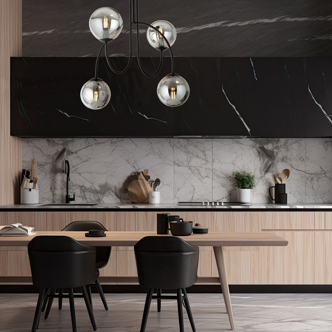 Mise en ambiance au-dessus d'une table de cuisine, murs en marbre noir et bois clair