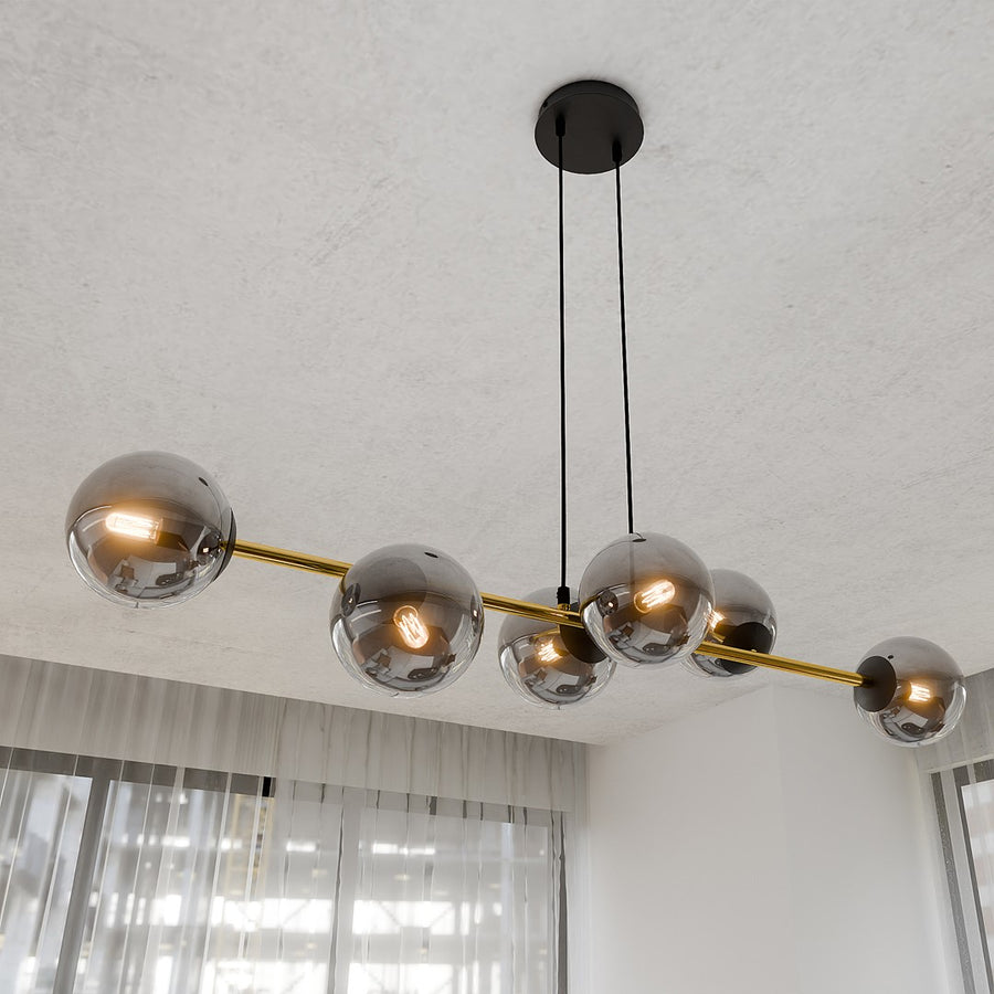 Vue en plongée du luminaire suspendu au plafond, avec ses six globes en verre fumé.