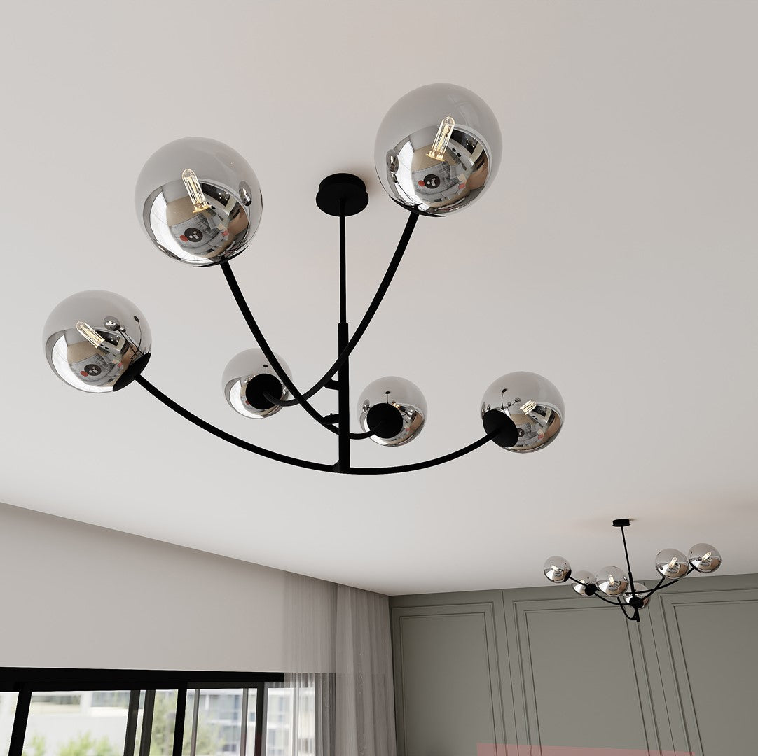 Gros plan du plafonnier à six globes, autre luminaire visible en arrière-plan.