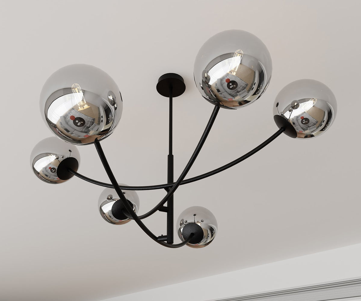 Vue en contre-plongée des six globes réfléchissants et des bras courbes noirs.