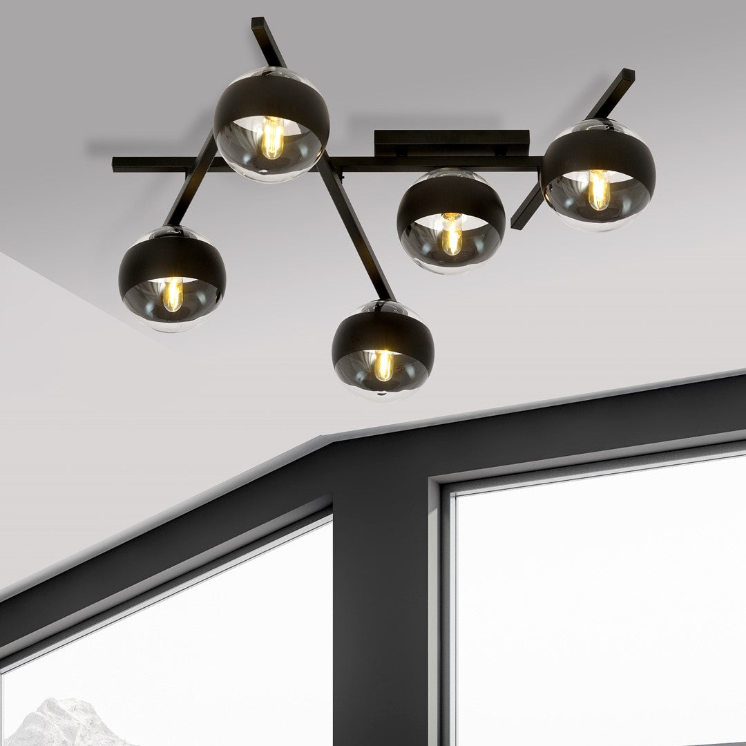 Mise en ambiance sous plafond clair, plafonnier allumé près d’une fenêtre
