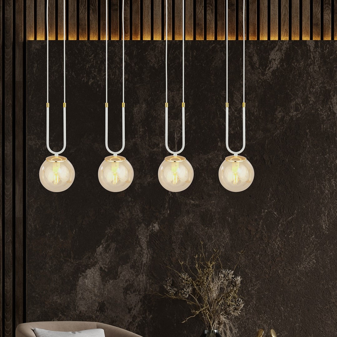 Quatre globes lumineux suspendus devant un mur sombre et des lattes de bois.
