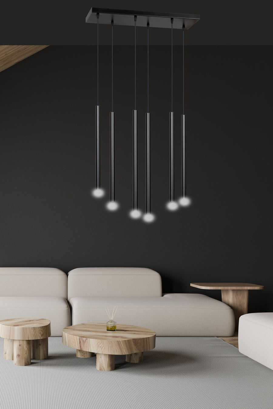 Mise en ambiance au-dessus d'un coin salon sombre avec canapé beige et tables en bois.
