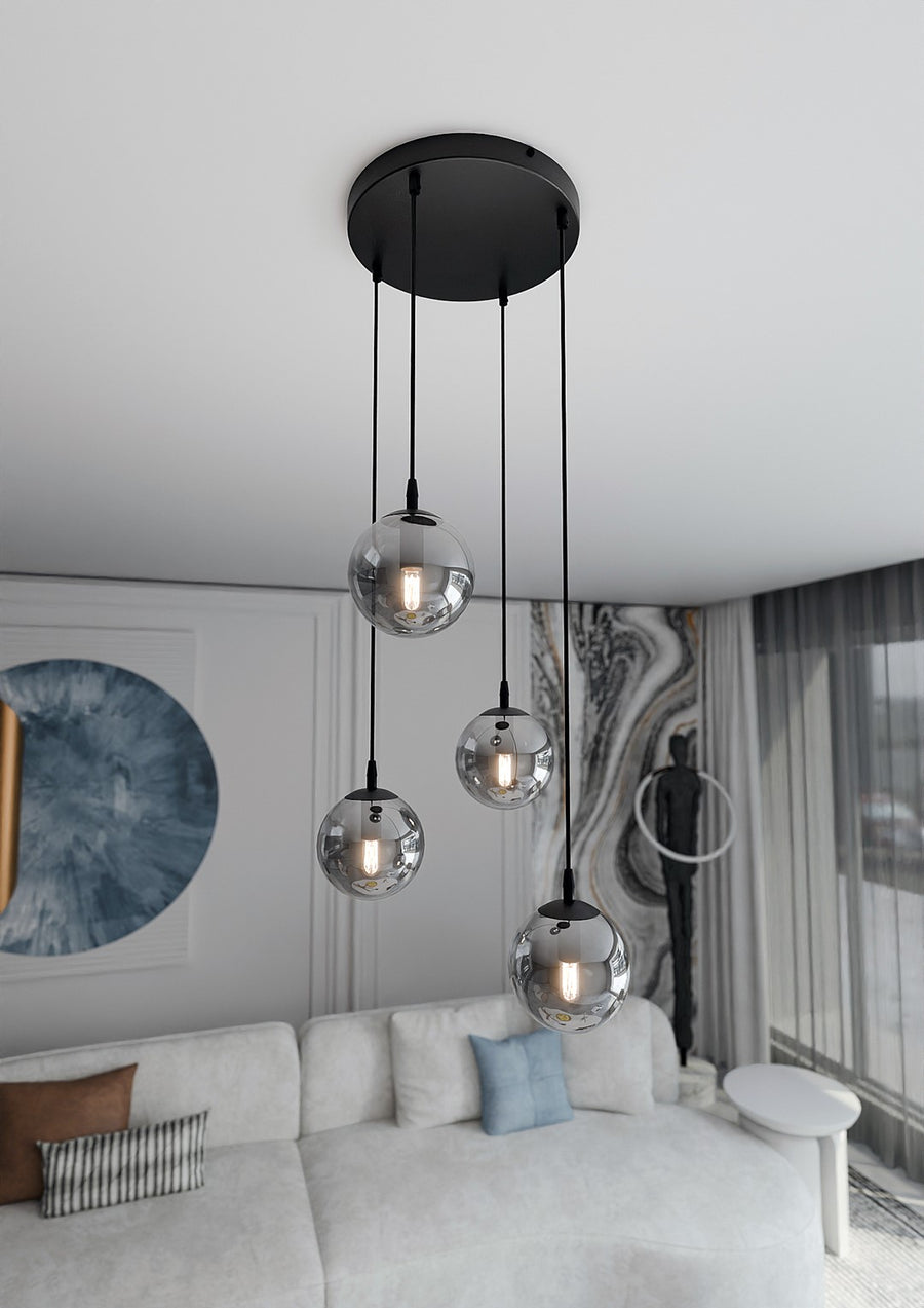 Vue en contre-plongée de la suspension allumée, globes transparents et ampoules visibles