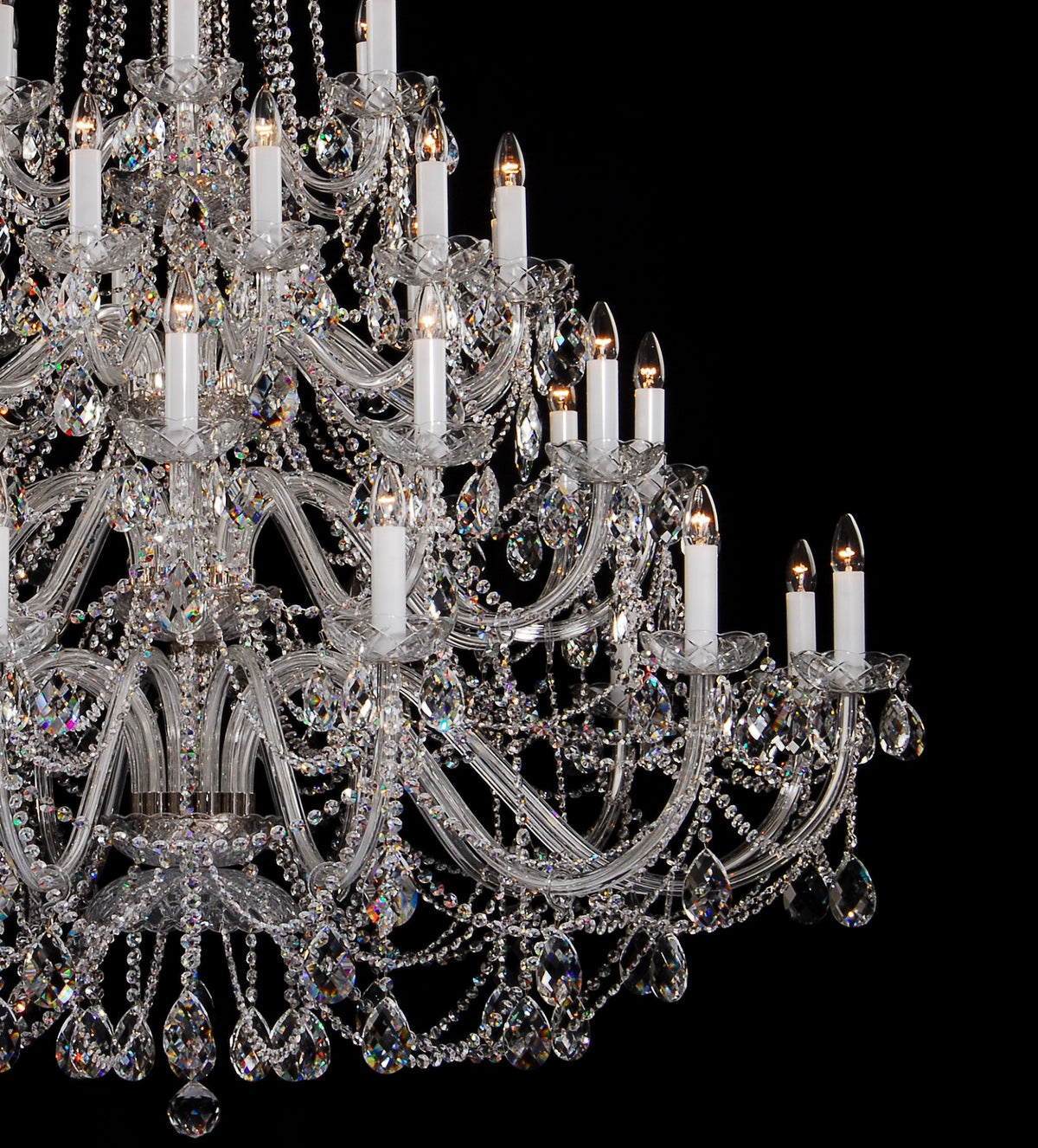 Détail des bras du lustre, cristaux taillés et chaînes de perles de verre.