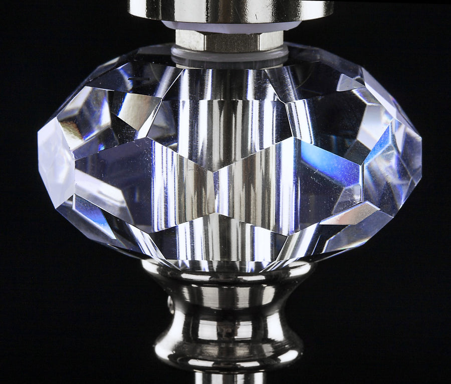Détail macro du cristal taillé aux reflets bleutés au-dessus du pied