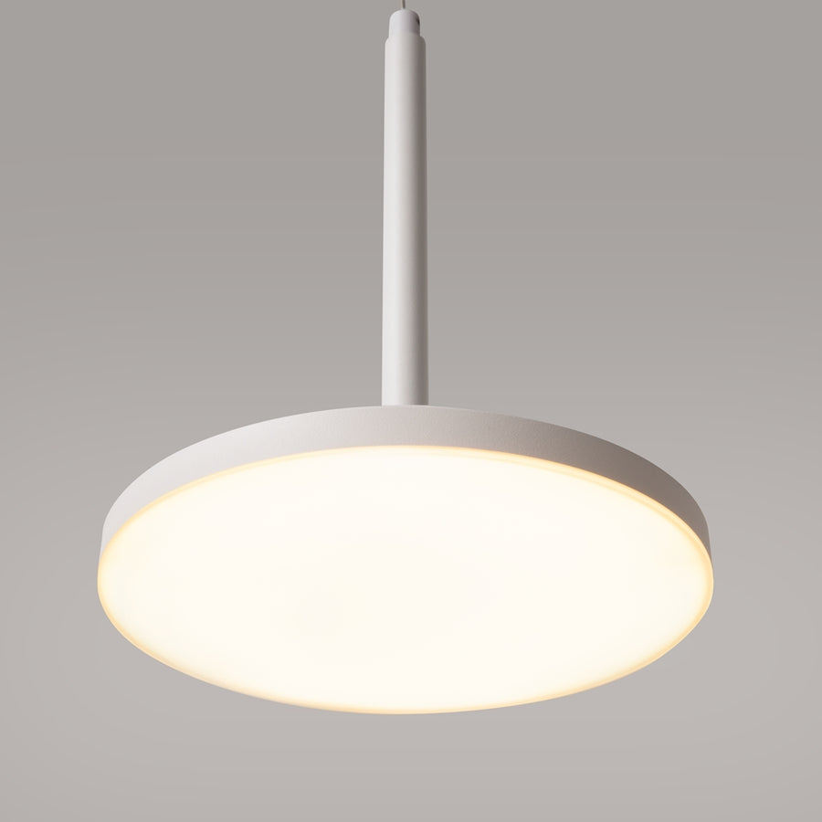 Détail rapproché du diffuseur rond allumé, lumière chaude et uniforme