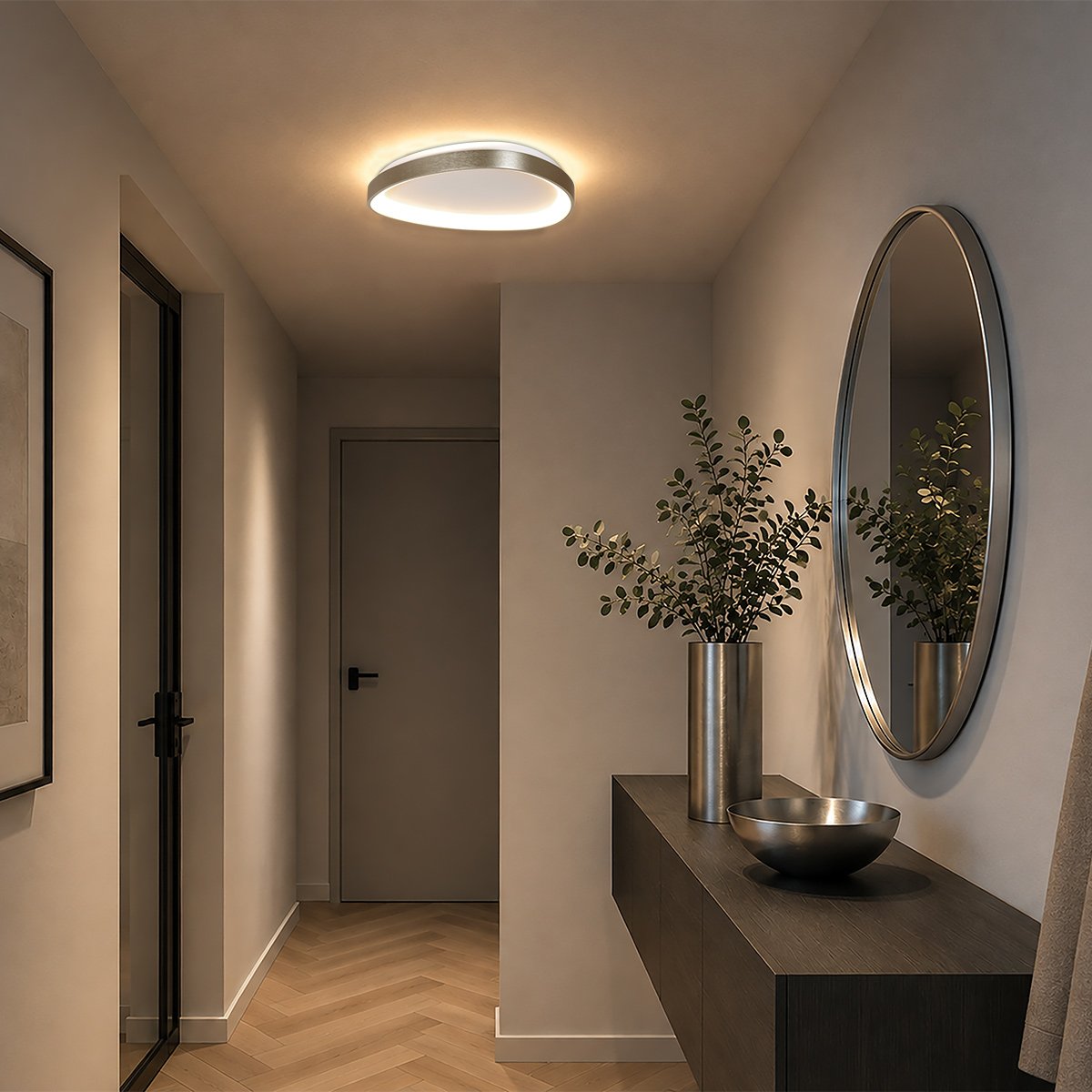 Mise en ambiance dans un couloir clair, plafonnier allumé au plafond
