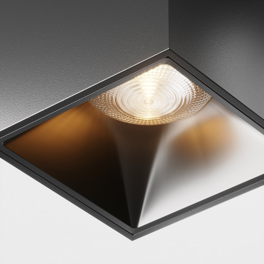 Gros plan sur la lentille striée dorée et la surface intérieure réfléchissante du luminaire