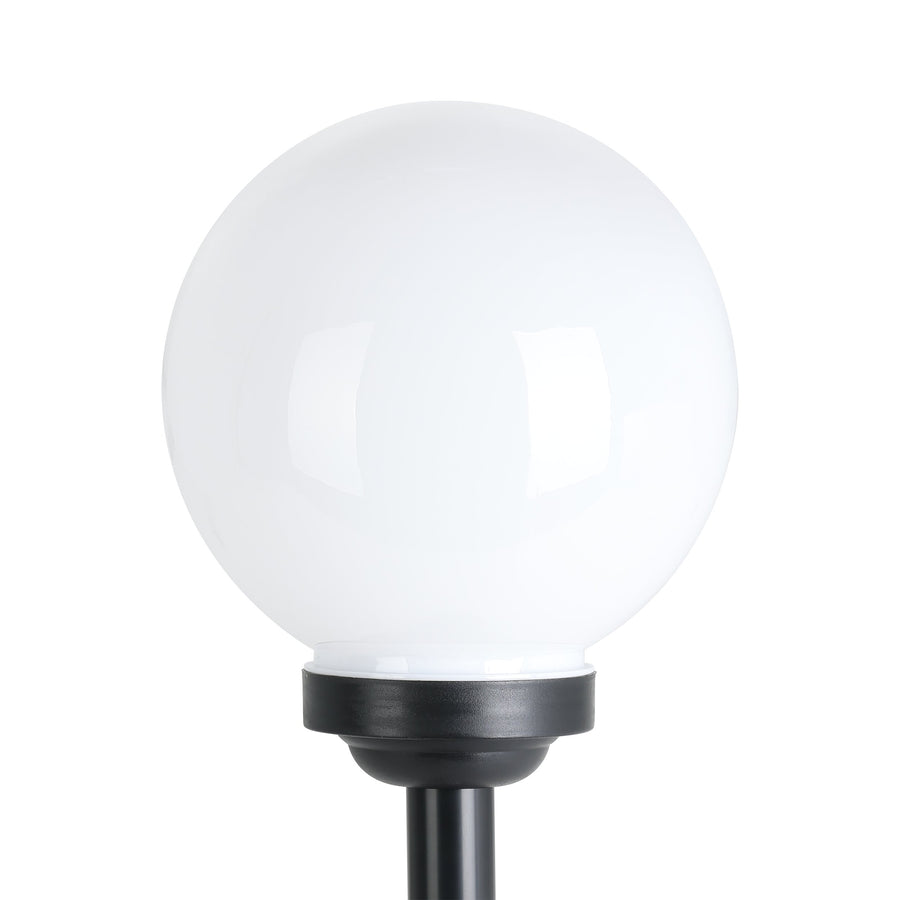 Détail du globe blanc et de sa bague noire fixée sur un piquet