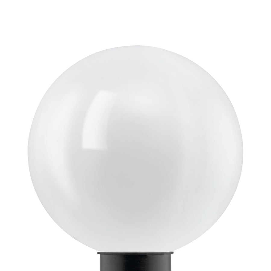 Gros plan du globe blanc et de sa bague noire, sur fond blanc.