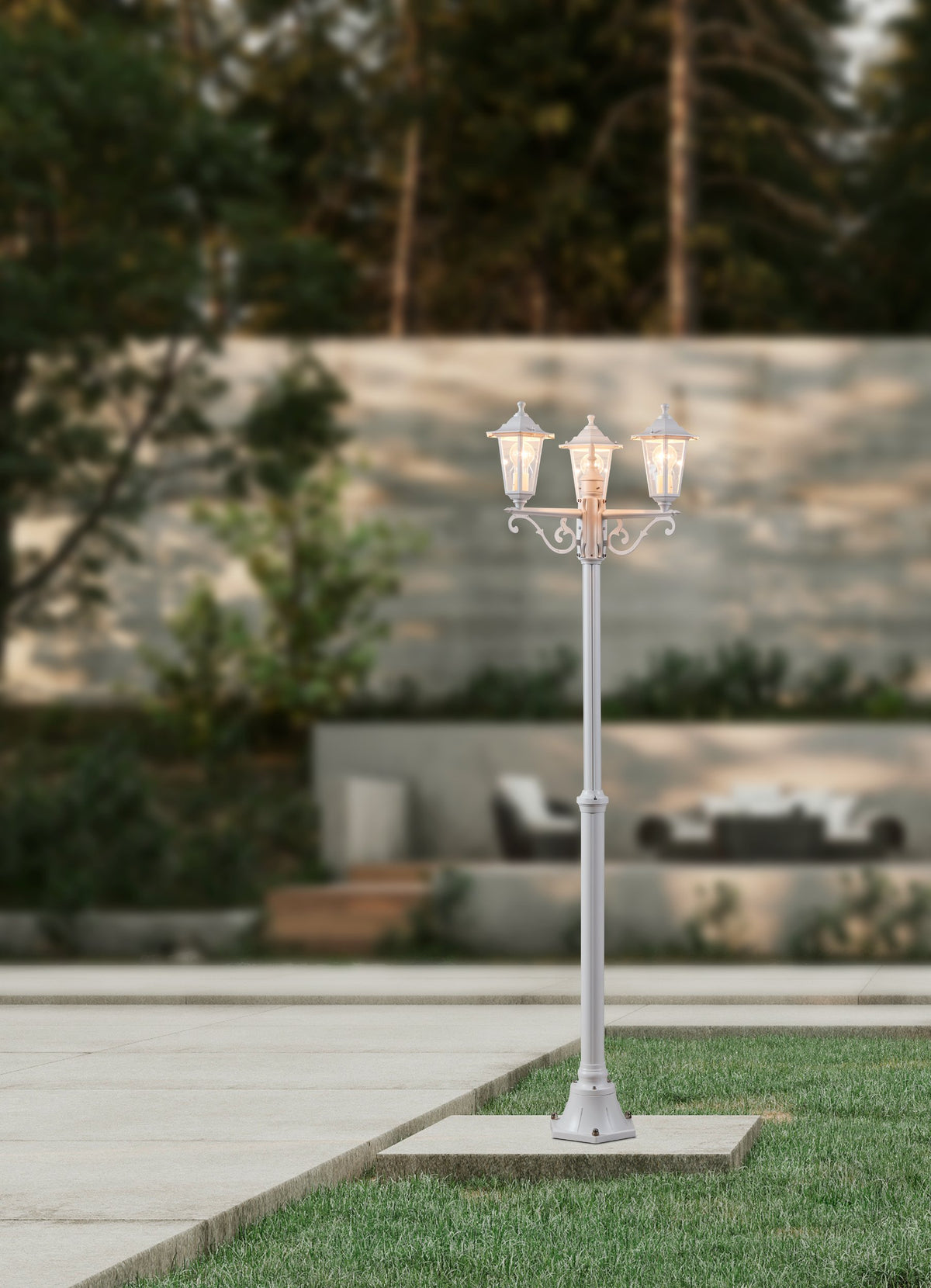 Mise en ambiance du lampadaire allumé dans un jardin près d'un muret