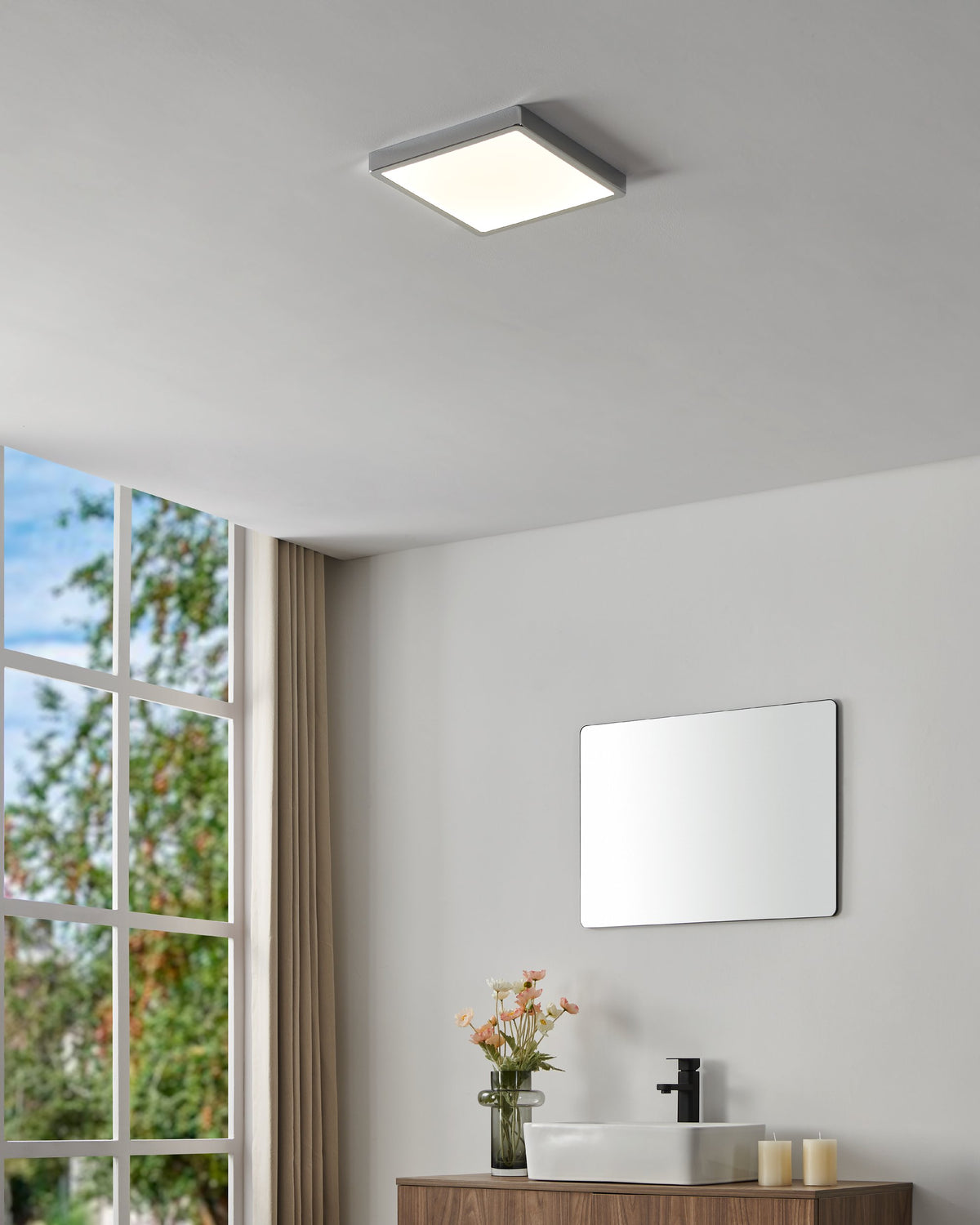 Mise en ambiance du plafonnier allumé dans une salle de bain contemporaine