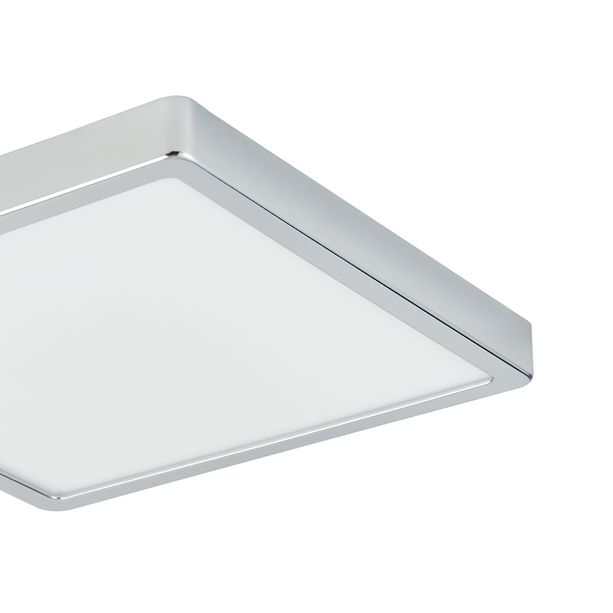 Détail rapproché de l'angle en métal chromé et du diffuseur blanc