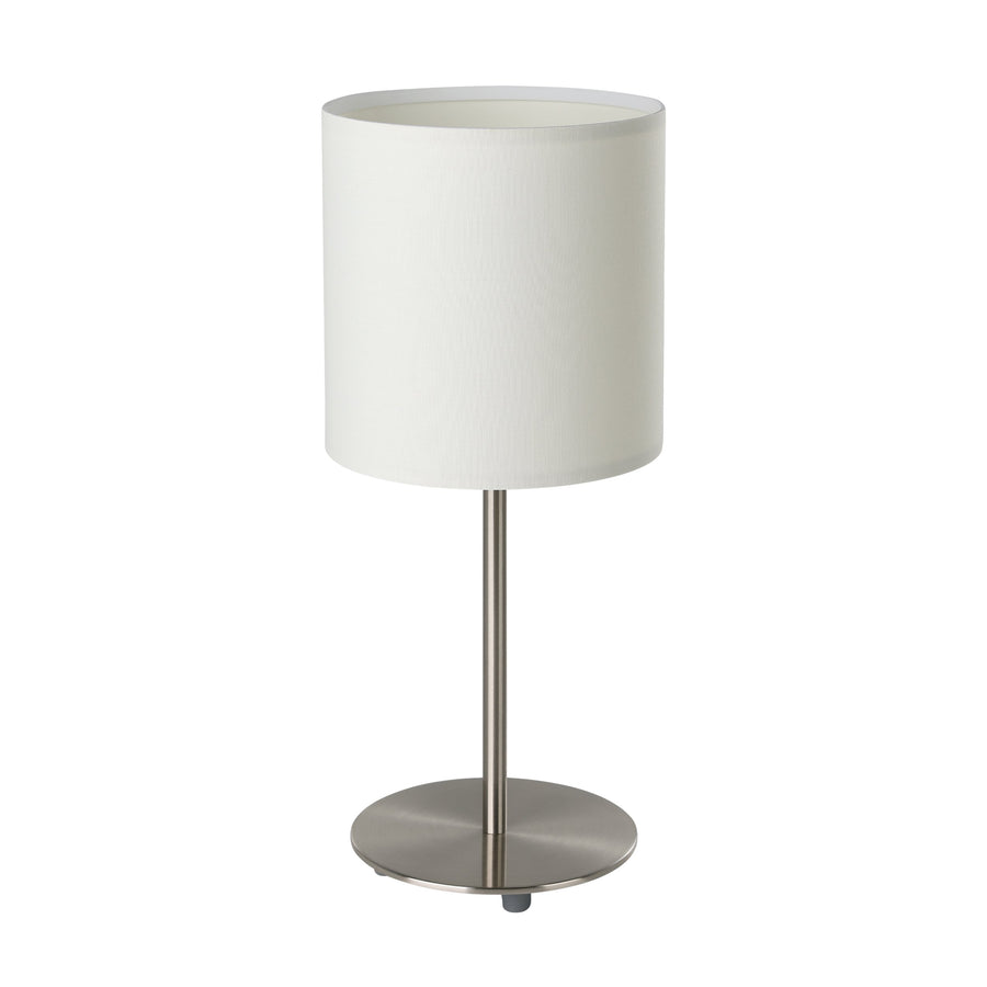 Lampe vue de trois quarts, socle métallique brossé et tige fine visible