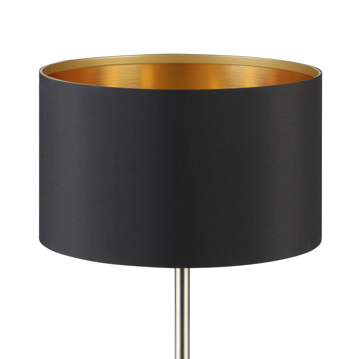 Gros plan sur l'abat-jour noir révélant son intérieur doré et brillant.