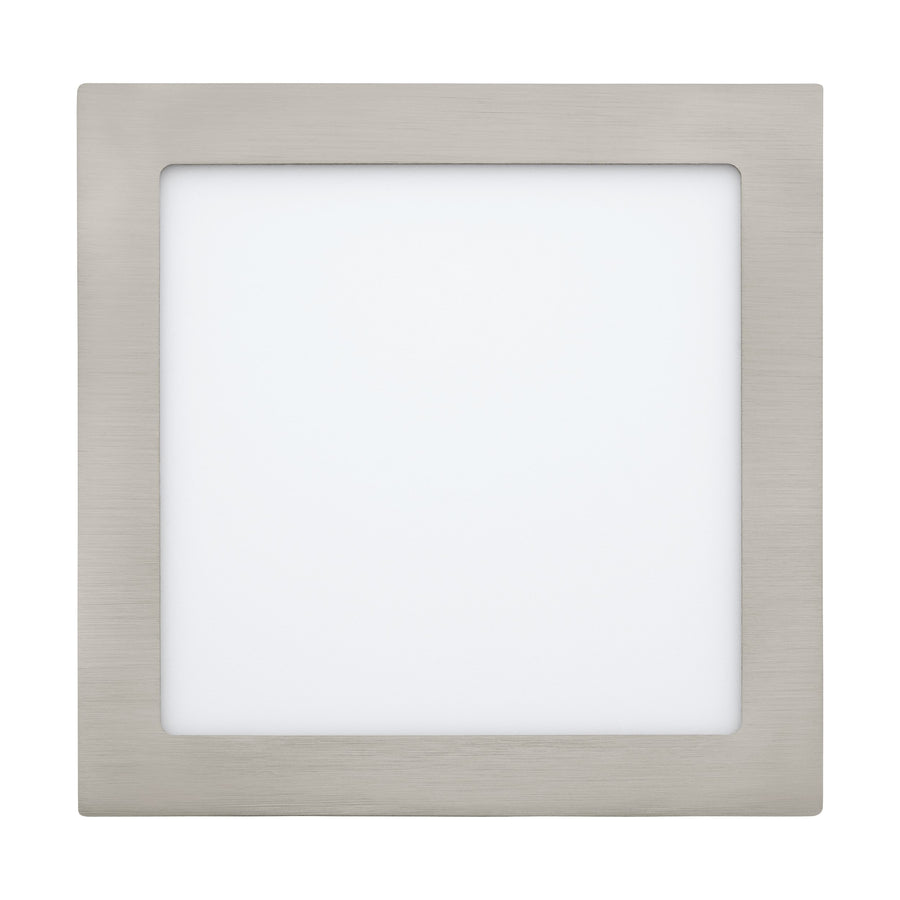 Vue de face sur fond blanc du spot carré au contour nickel satiné