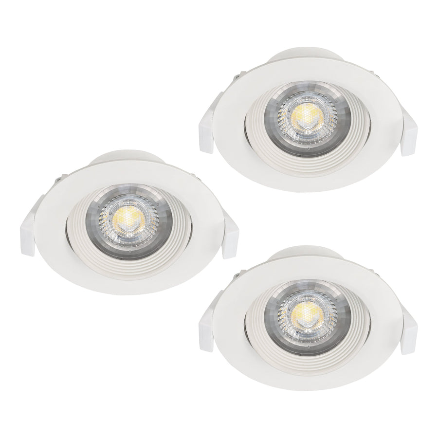 Trois spots encastrables blancs disposés en triangle sur fond blanc, orientables et inclinables.