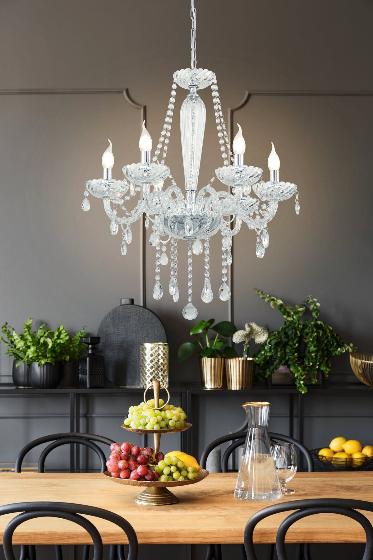 Mise en ambiance au-dessus d'une table en bois, intérieur sombre et végétation
