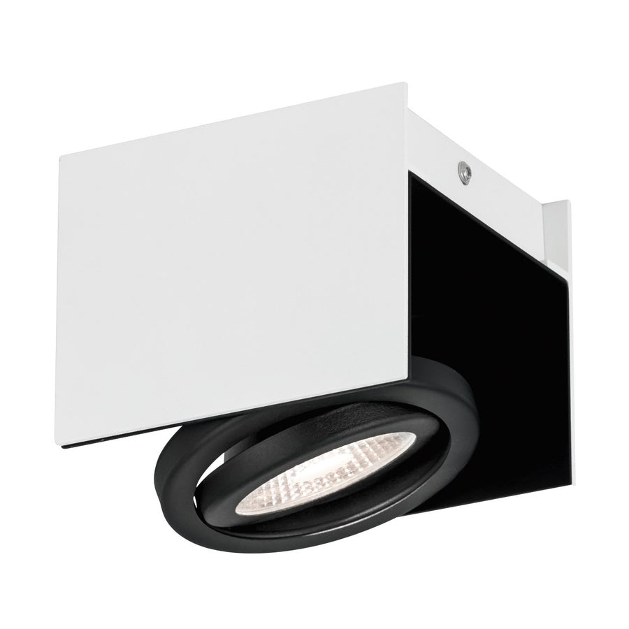 Gros plan sur la finition noir mat et la platine carrée blanche du luminaire.
