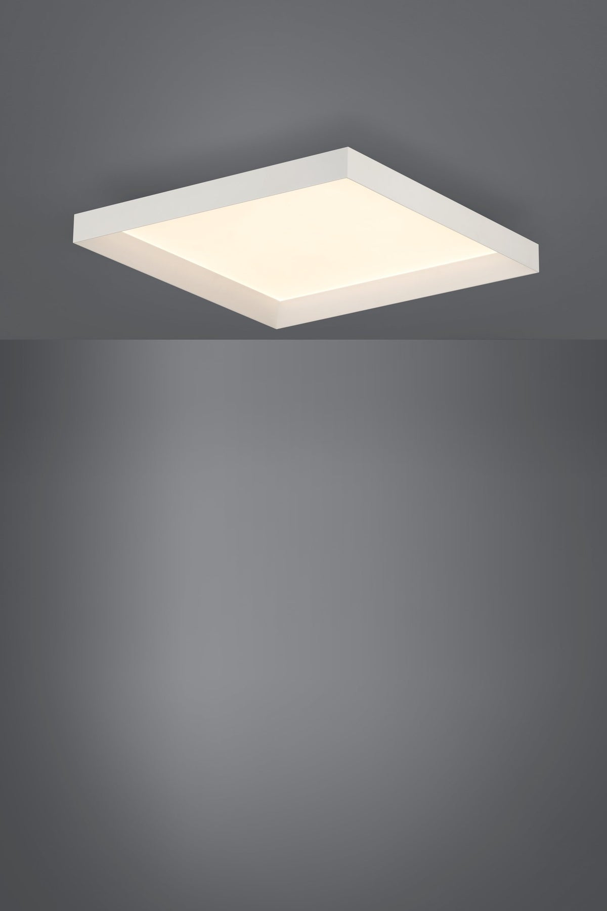 Même plafonnier allumé diffusant une lumière chaude, fond gris