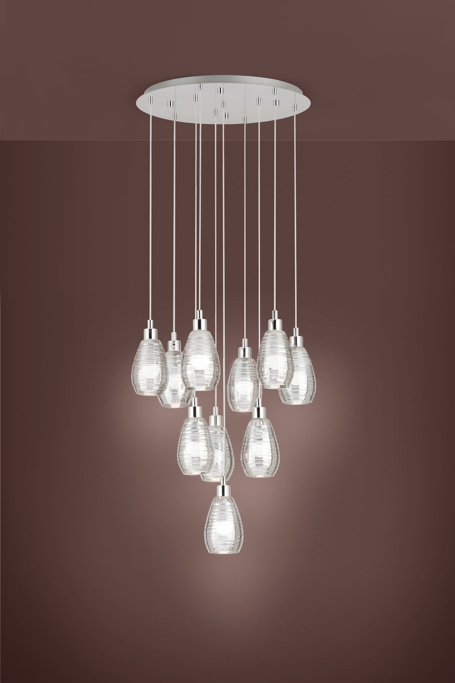 Suspension allumée sur fond marron, les dix ampoules diffusent une lumière chaude à travers le verre.