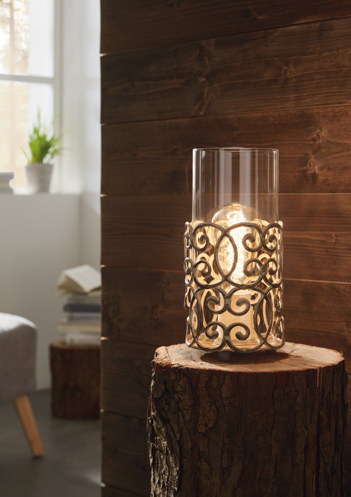 Mise en ambiance de la lampe allumée posée sur une souche en bois