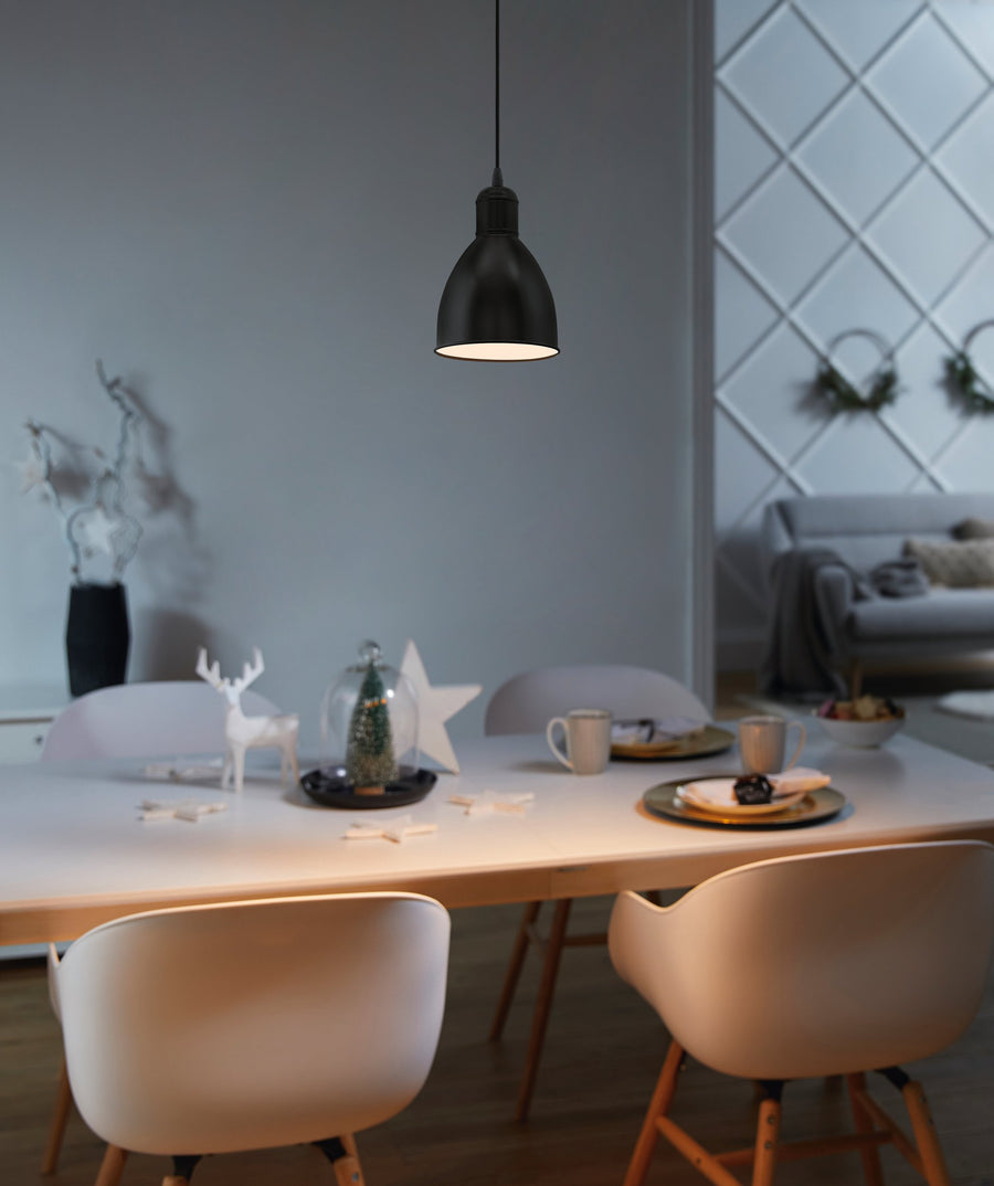 Ambiance scandinave le soir au-dessus d'une table blanche dressée