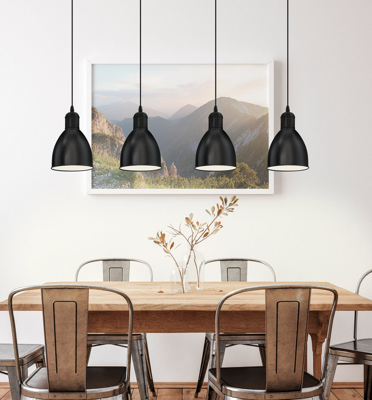Suspension installée au-dessus d'une table à manger en bois, décor mural montagne