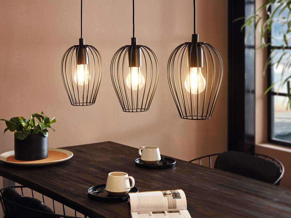 Mise en ambiance au-dessus d'une table en bois avec tasses et plante verte