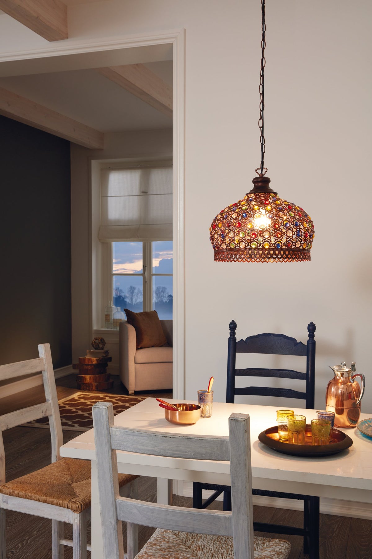 Mise en ambiance au-dessus d'une table de salle à manger, lumière chaude