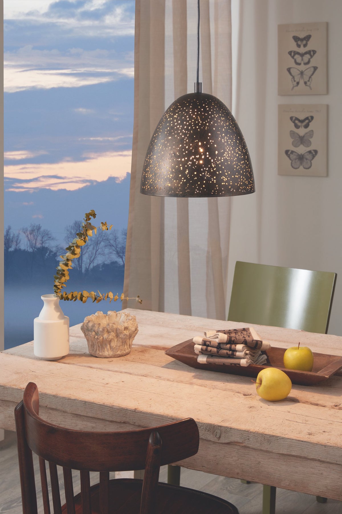 Mise en ambiance au-dessus d'une table en bois, lumière chaude filtrée par les perforations dorées