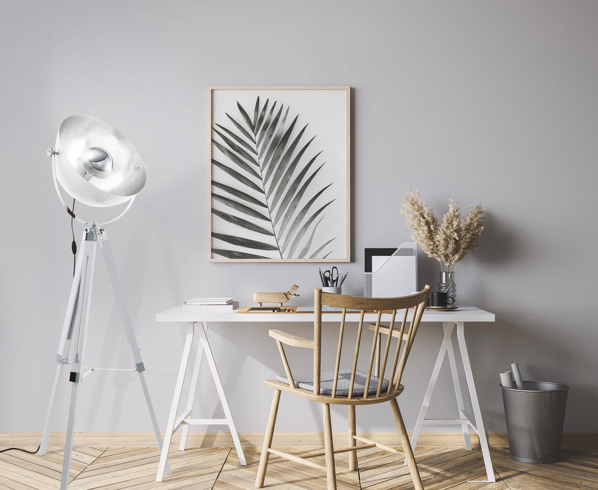 Mise en ambiance du lampadaire dans un bureau clair, près d'une table blanche