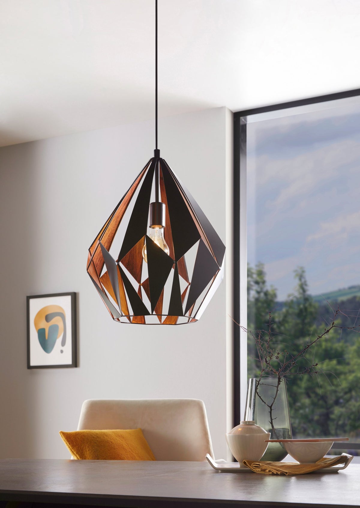 Mise en ambiance au-dessus d'une table, suspension géométrique dans une salle à manger lumineuse