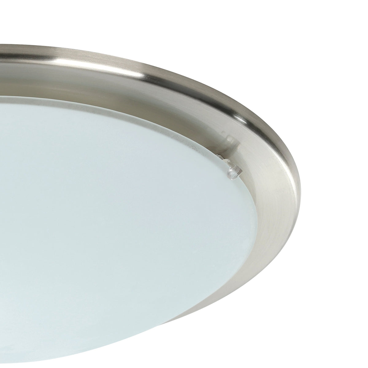 Gros plan sur la finition nickel brossé et le diffuseur blanc mat du luminaire.