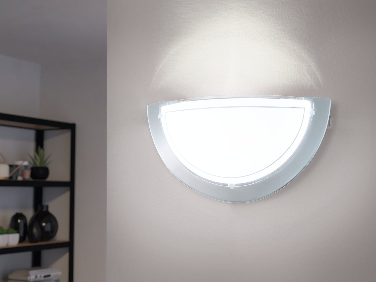Applique allumée fixée au mur diffusant une lumière blanche dans un intérieur