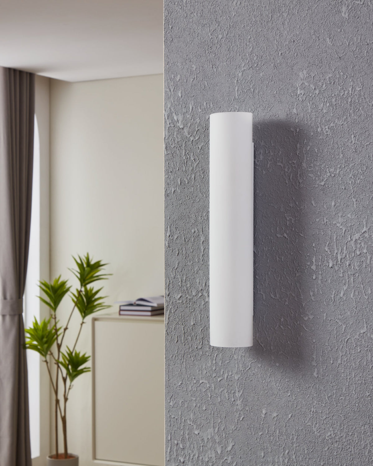 Applique éteinte fixée au mur, produit de face dans un intérieur