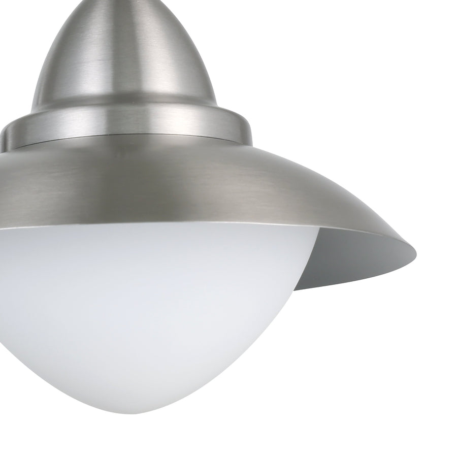 Gros plan sur l'abat-jour en inox brossé et le diffuseur en verre opale blanc