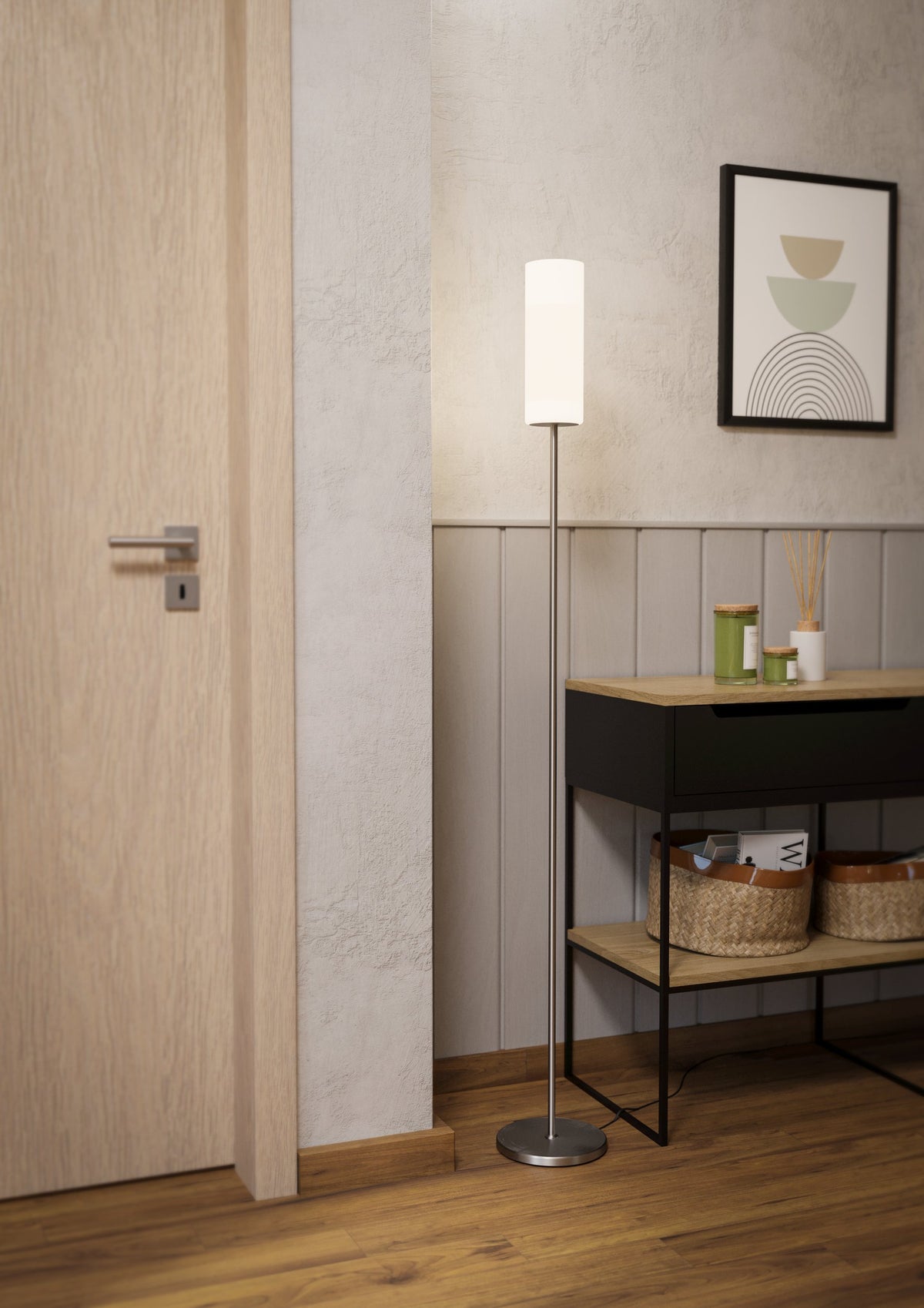 Mise en ambiance dans une entrée, lampadaire allumé près d'un meuble et d'une porte.