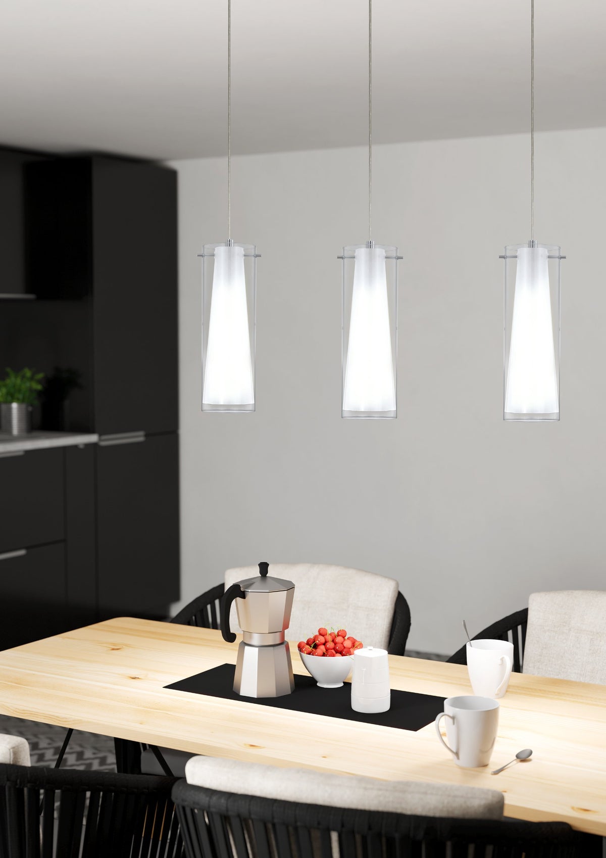 Mise en ambiance au-dessus d'une table de cuisine en bois avec cafetière