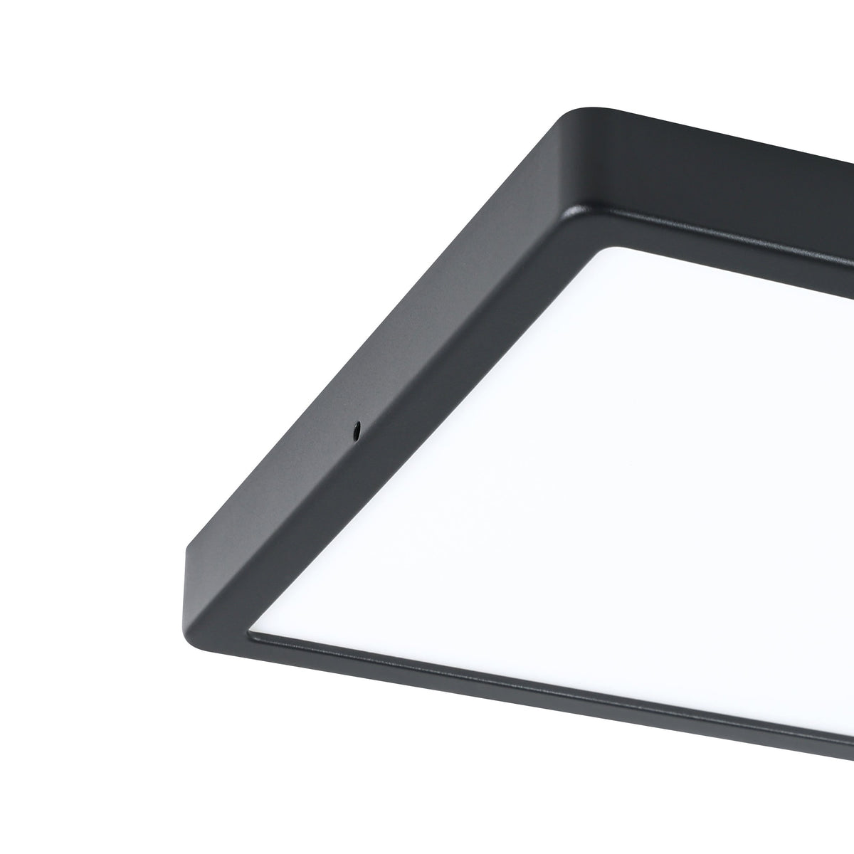 Détail du coin de l'armature noire et du diffuseur blanc opaque.