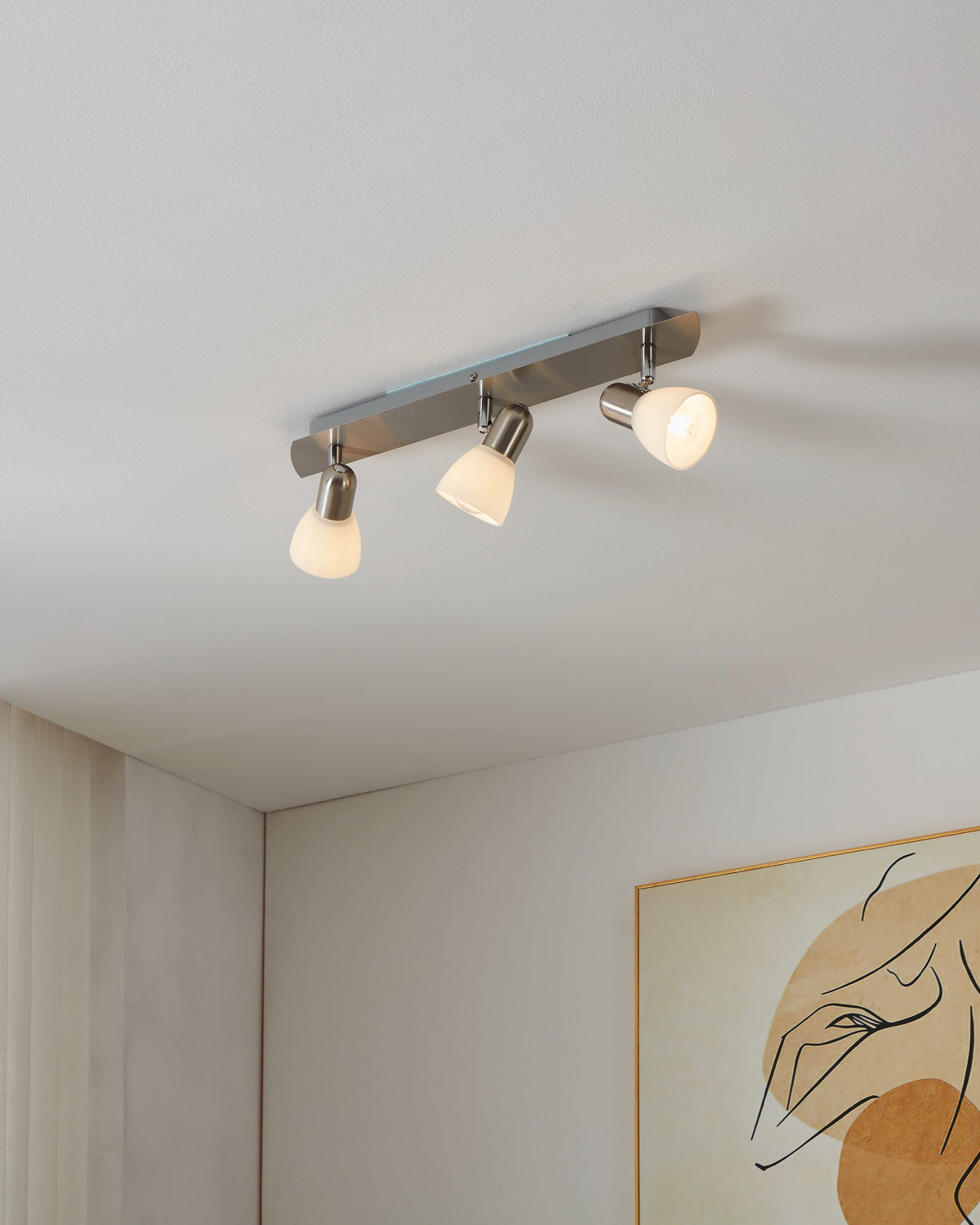 Vue d'ensemble du spot trois têtes fixé au plafond dans un intérieur moderne