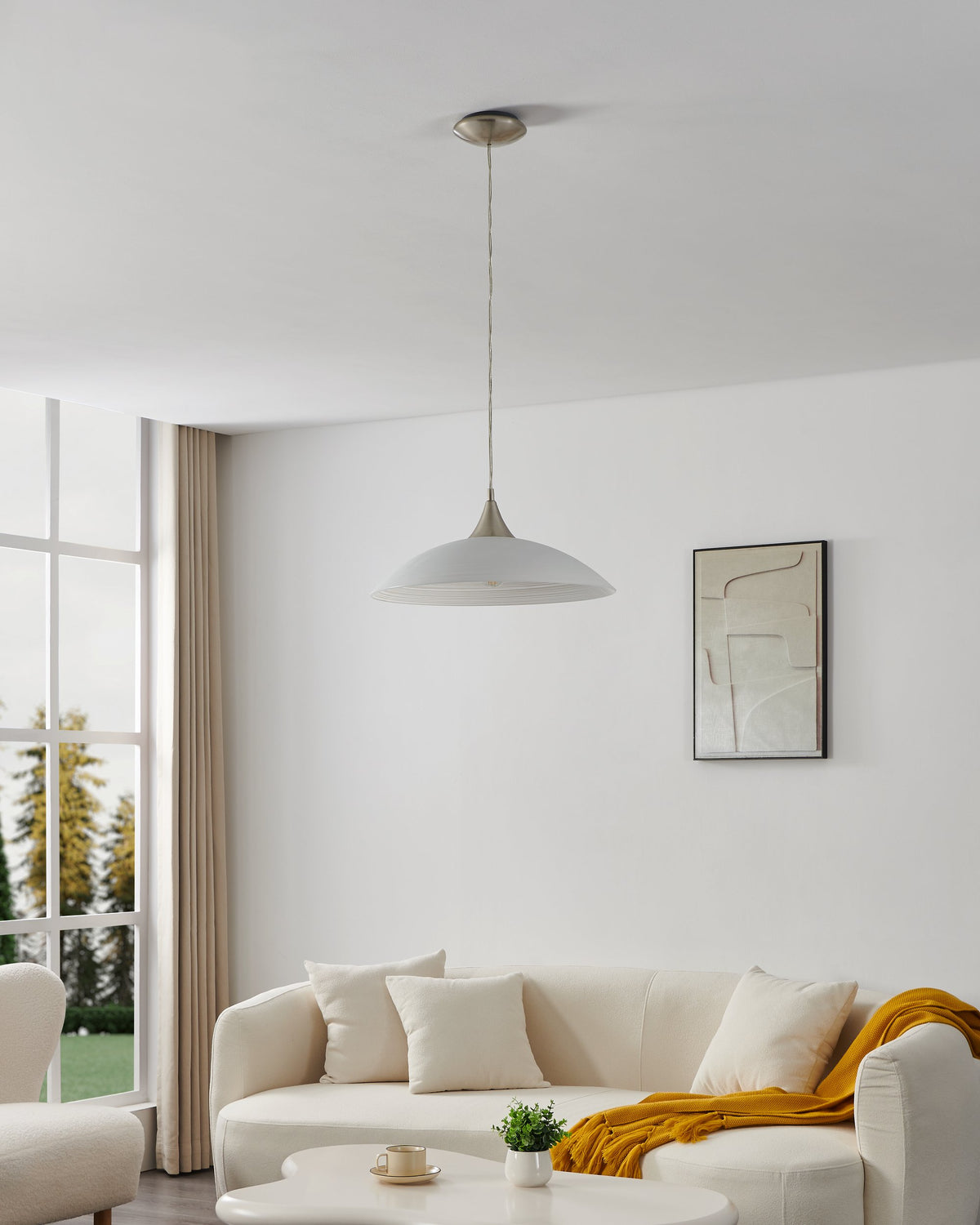 Pièce lumineuse avec la suspension éteinte, abat-jour blanc et détails nickel