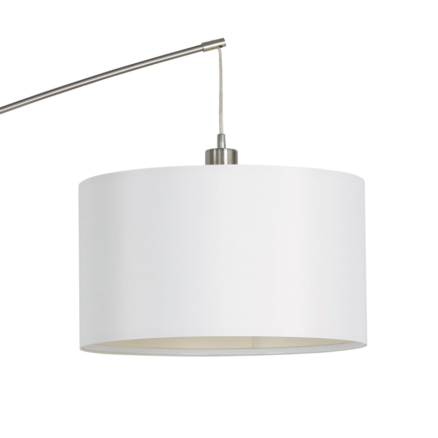Gros plan sur l'abat-jour cylindrique blanc et la suspension métallique du luminaire.