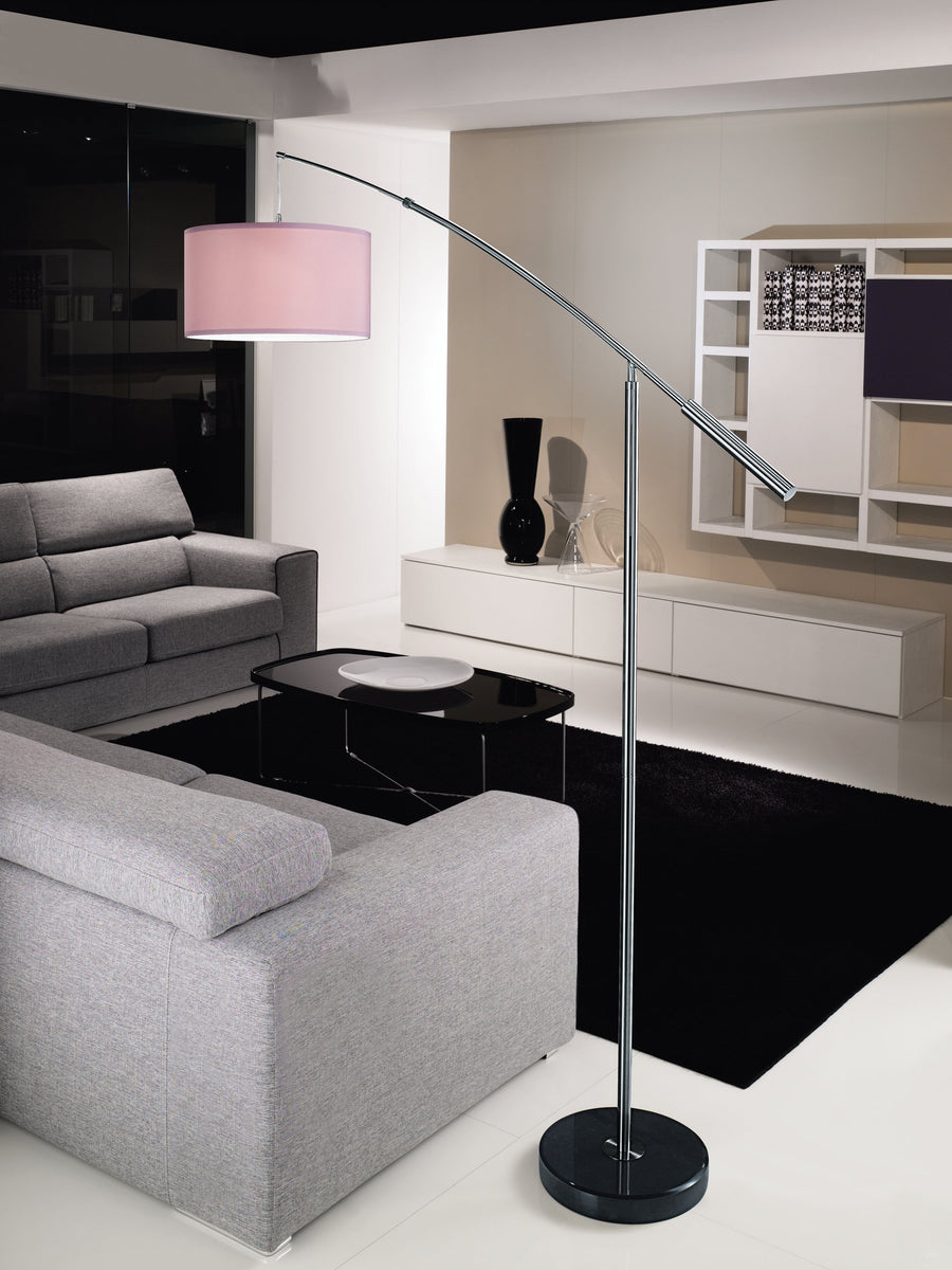 Lampadaire avec abat-jour rose dans un intérieur moderne, canapé gris et table basse.