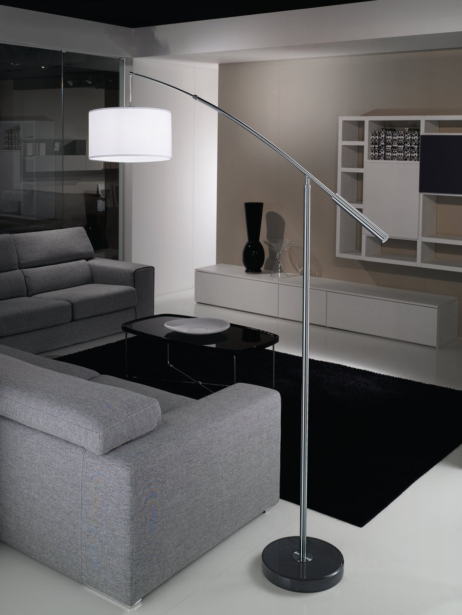 Même pièce moderne avec abat-jour blanc allumé, canapé gris et grand tapis noir.