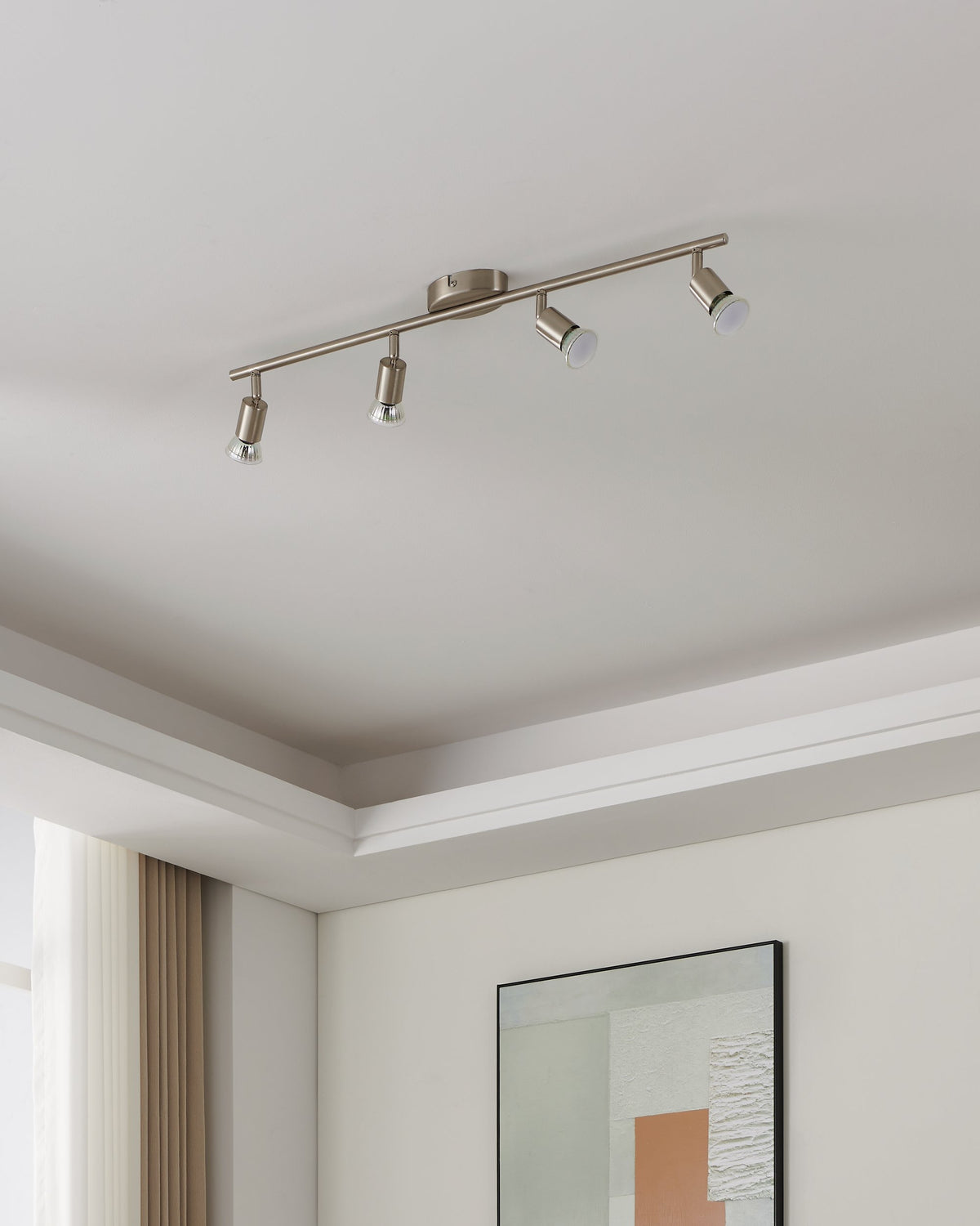 Mise en ambiance du plafonnier installé au plafond dans un salon contemporain