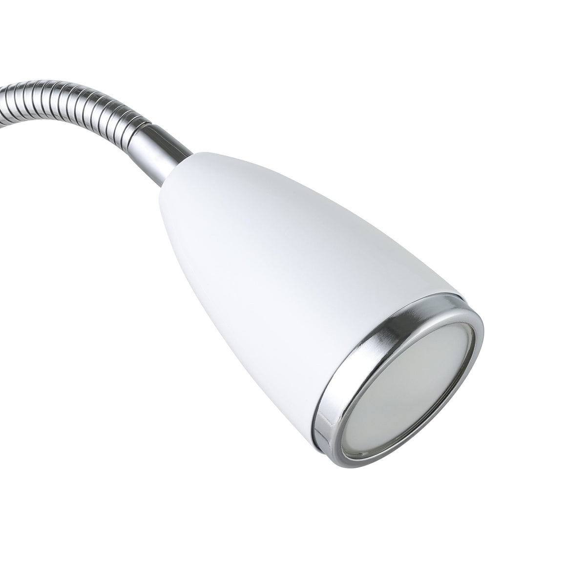 Gros plan sur l'abat-jour blanc, sa bague chromée et le réflecteur LED
